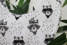 Charger l'image dans la galerie, Bavoir bandana raton laveur ( Fond Blanc)