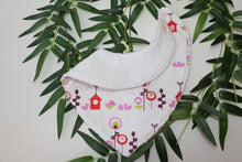 Charger l'image dans la galerie, Bavoir bandana Fleurs et Oiseaux blanc