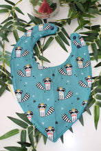 Charger l'image dans la galerie, Bavoir bandana Raton laveur debout ( fond vert émeraude)