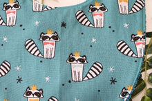 Charger l'image dans la galerie, Bavoir bandana Raton laveur debout ( fond vert émeraude)