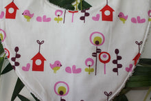 Charger l'image dans la galerie, Bavoir bandana Fleurs et Oiseaux blanc