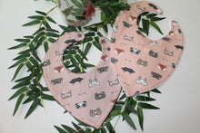 Charger l'image dans la galerie, Bavoir bandana Masque d'Animaux ( fond rose)