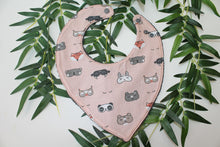 Charger l'image dans la galerie, Bavoir bandana Masque d'Animaux ( fond rose)