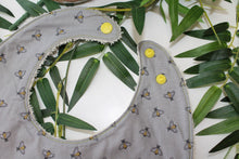 Charger l'image dans la galerie, Bavoir bandana Petites Abeilles