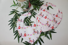 Charger l'image dans la galerie, Bavoir bandana Fleurs et Oiseaux blanc