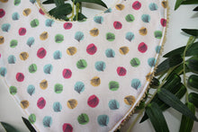 Charger l'image dans la galerie, Bavoir bandana Confettis Plume