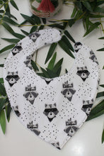 Charger l'image dans la galerie, Bavoir bandana raton laveur ( Fond Blanc)