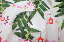 Charger l'image dans la galerie, Bavoir bandana Fleurs et Oiseaux blanc