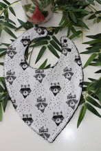 Charger l'image dans la galerie, Bavoir bandana raton laveur ( Fond Blanc)