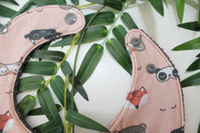 Charger l'image dans la galerie, Bavoir bandana Masque d'Animaux ( fond rose)