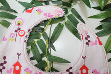 Charger l'image dans la galerie, Bavoir bandana Fleurs et Oiseaux