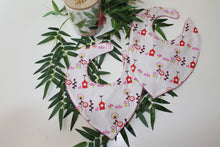 Charger l'image dans la galerie, Bavoir bandana Fleurs et Oiseaux