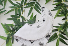 Charger l'image dans la galerie, Bavoir bandana raton laveur ( Fond Blanc)