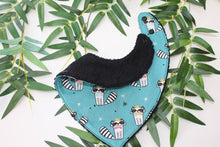 Charger l'image dans la galerie, Bavoir bandana Raton laveur debout ( fond vert émeraude)