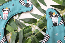 Charger l'image dans la galerie, Bavoir bandana Raton laveur debout ( fond vert émeraude)