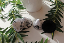 Charger l'image dans la galerie, Tipi protège pipi "Raton Laveur (Fond Blanc )"