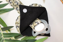 Charger l'image dans la galerie, Attaches Tétines Panda ( Fond Kaki ):