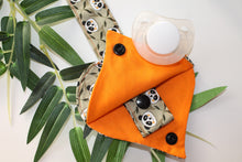Charger l'image dans la galerie, Attaches Tétines Panda ( Fond Kaki ):