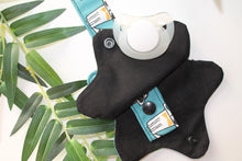 Charger l'image dans la galerie, Attaches Tétines Raton laveur debout ( Fond Vert émeraude)