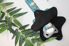 Charger l'image dans la galerie, Attaches Tétines Raton laveur debout ( Fond Vert émeraude)