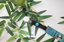 Charger l'image dans la galerie, Attaches Tétines Raton laveur debout ( Fond Vert émeraude)