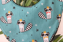 Charger l'image dans la galerie, Bavoir bandana Raton laveur debout ( fond vert émeraude)