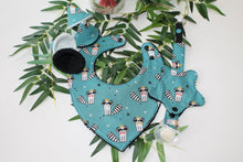 Charger l'image dans la galerie, Tipi protège pipi "Ratons Laveur debout (fond vert émeraude)"