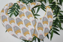 Charger l'image dans la galerie, Bavoir bandana Gros Ours Gris