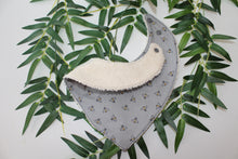 Charger l'image dans la galerie, Bavoir bandana Petites Abeilles