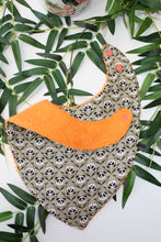 Charger l'image dans la galerie, Bavoir Bandana Panda (fond Kaki)