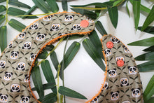 Charger l'image dans la galerie, Bavoir Bandana Panda (fond Kaki)