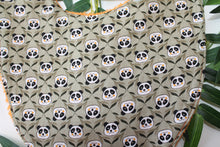 Charger l'image dans la galerie, Bavoir Bandana Panda (fond Kaki)