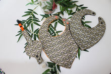 Charger l'image dans la galerie, Bavoir Bandana Panda (fond Kaki)