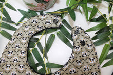 Charger l'image dans la galerie, Bavoir Bandana Panda (Fond Kaki)