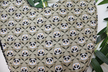 Charger l'image dans la galerie, Bavoir Bandana Panda (Fond Kaki)