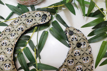 Charger l'image dans la galerie, Bavoir Bandana Panda ( Fond Kaki )