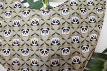 Charger l'image dans la galerie, Bavoir Bandana Panda ( Fond Kaki )