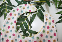 Charger l'image dans la galerie, Bavoir bandana Confettis Plume