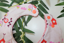 Charger l'image dans la galerie, Bavoir bandana Fleurs et Oiseaux