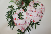 Charger l'image dans la galerie, Bavoir bandana Fleurs et Oiseaux