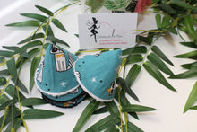 Charger l'image dans la galerie, Tipi protège pipi "Ratons Laveur debout (fond vert émeraude)"