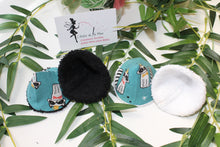 Charger l'image dans la galerie, Tipi protège pipi "Ratons Laveur debout (fond vert émeraude)"