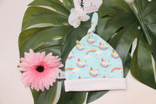 Charger l'image dans la galerie, Bonnet Lutin "Têtes de licornes Arc-en-ciel"