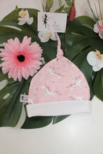 Charger l'image dans la galerie, Bonnet Lutin "Licornes Blanches (Fond Rose )"