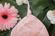 Charger l'image dans la galerie, Bonnet Lutin "Licornes Blanches (Fond Rose )"