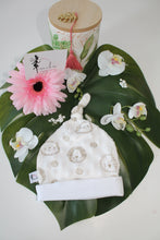 Charger l'image dans la galerie, Bonnet Lutin "Tête de Lionceau fond blanc en Minky"