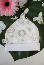 Charger l'image dans la galerie, Bonnet Lutin "Tête de Lionceau fond blanc en Minky"