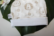 Charger l'image dans la galerie, Bonnet Lutin "Tête de Lionceau fond blanc en Minky"