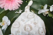Charger l'image dans la galerie, Bonnet Lutin "Tête de Lionceau fond blanc en Minky"