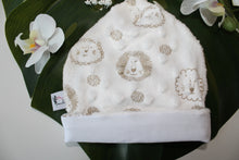 Charger l'image dans la galerie, Bonnet Lutin "Tête de Lionceau fond blanc en Minky"